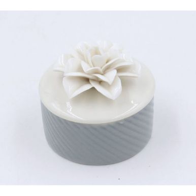 43832 Шкатулка декоративная серо-белая с белым цветком из фарфора для украшений 6.5х6.4х6.3 см
