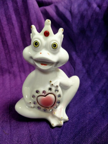 Статуэтка лягушка в короне с сердцем фарфор 12см KL-802