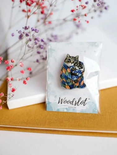WOODSLOT брошь значок два кота в одеяле br350