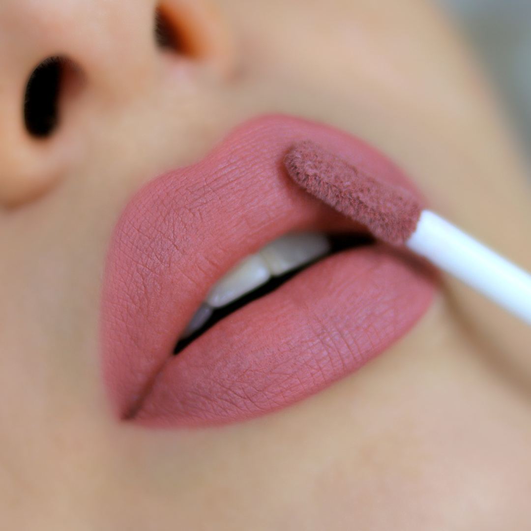 BELOR DESIGN блеск для губ суперстойкий million kisses т.211